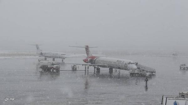 سطوح پروازی فرودگاه ارومیه برف روبی شد