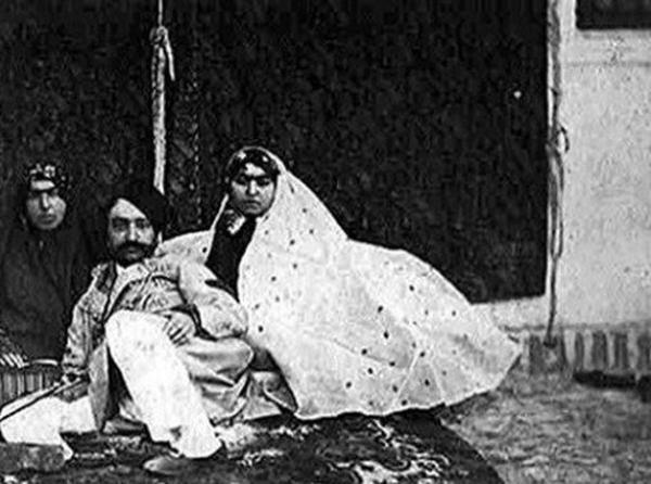 زنان قاجار زیبا بودند؛ ناصرالدین شاه عکس ها را دستکاری می کرد!